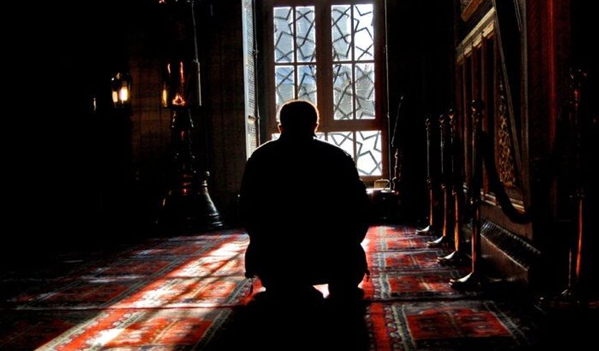 Allah’a kulluk edin ve O'na hiçbir şeyi ortak koşmayın.