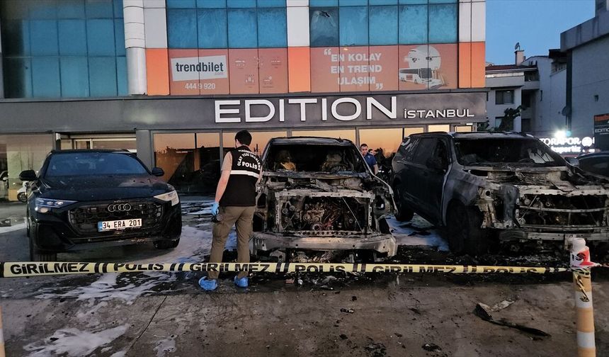 Bakırköy'de lüks otomobiller böyle yandı