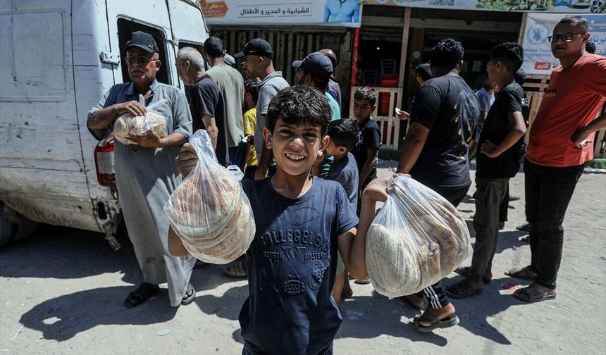 Siyonistlerin aç ve mağdur bıraktığı Gazzelilere WFP'den göstermelik ekmek yardımı