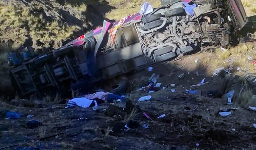 Yolcu otobüsü kaza yaptı: 10 ölü, 16 yaralı