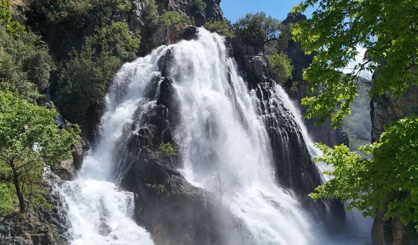Antalya'daki bu şelale dağın içinden fışkırıyor