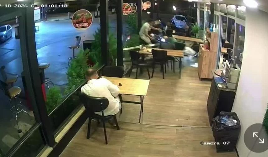 Motosikletle lokantaya girip yemek yiyen müşteriye çarptı