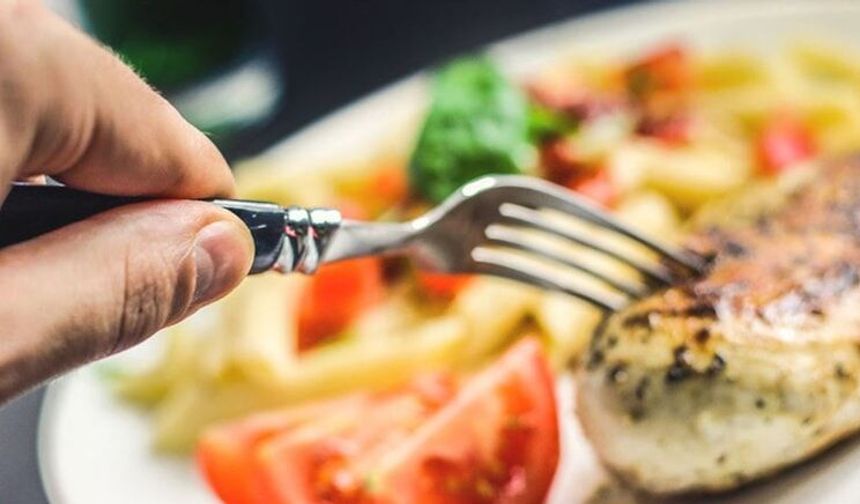 Yemek sırasında su içmek yararlı mı zararlı mı? Uzmanlar açıkladı