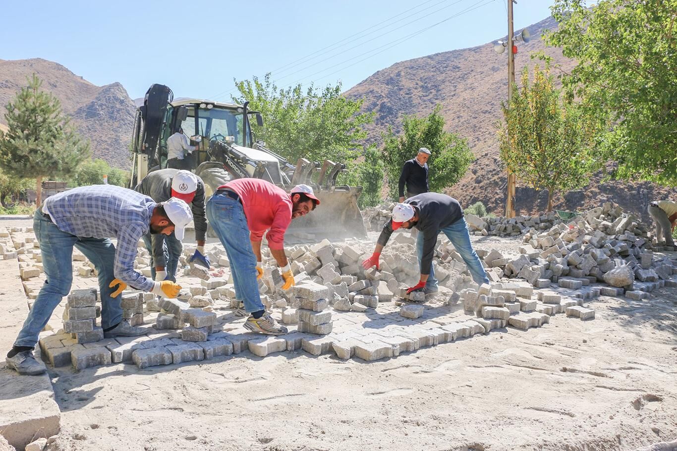 Bitlis’te yol genişletme ve parke döşeme çalışmaları devam ediyor