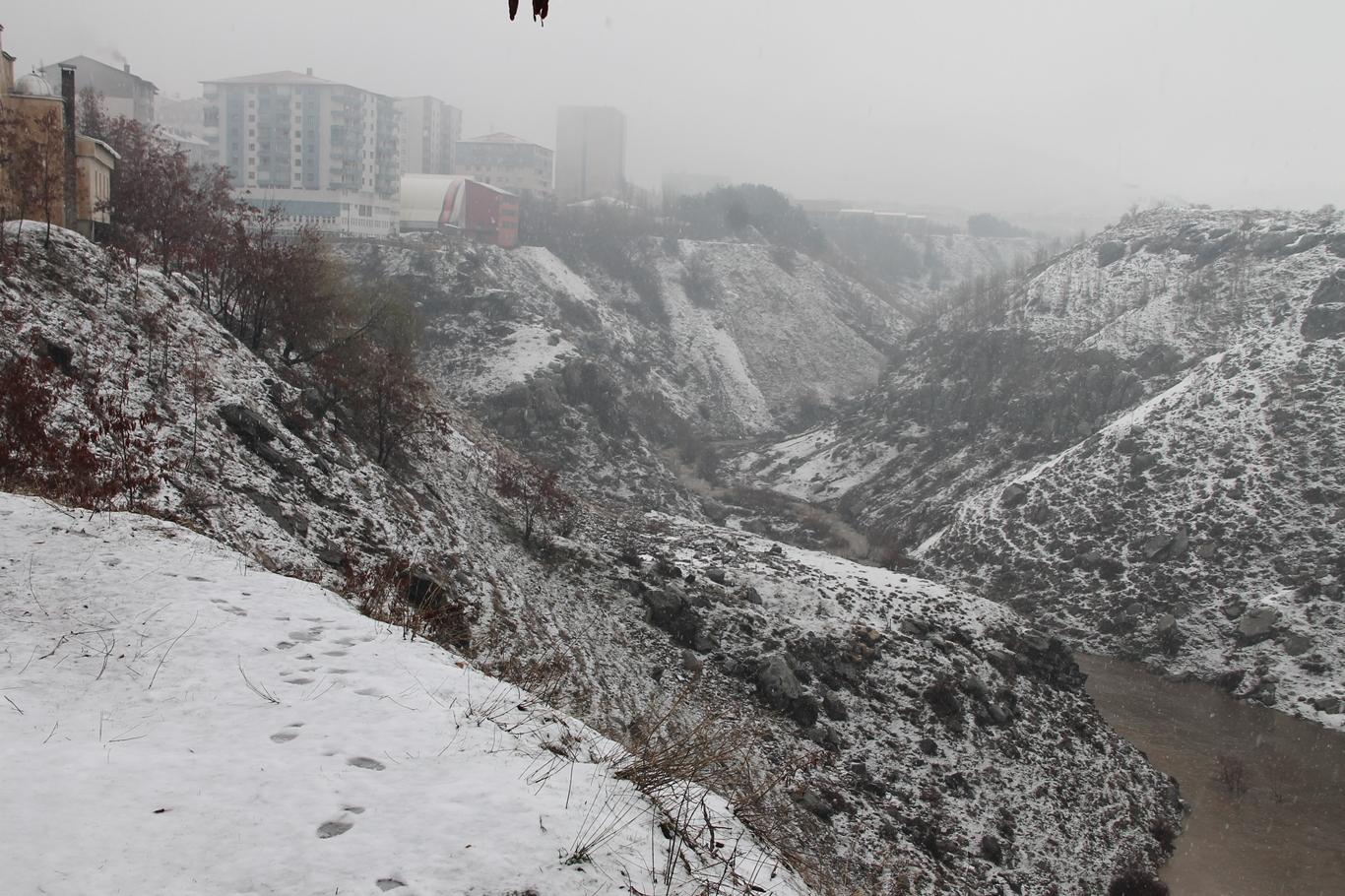 Bitlis’te aralıklarla kar yağışı devam ediyor