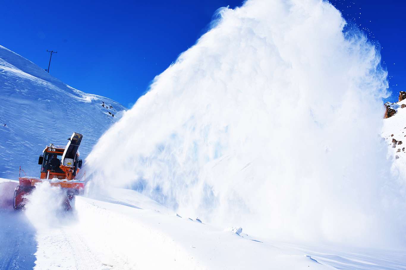 Bitlis'te kapanan köy yollarının açılması için yoğun mesai harcanıyor