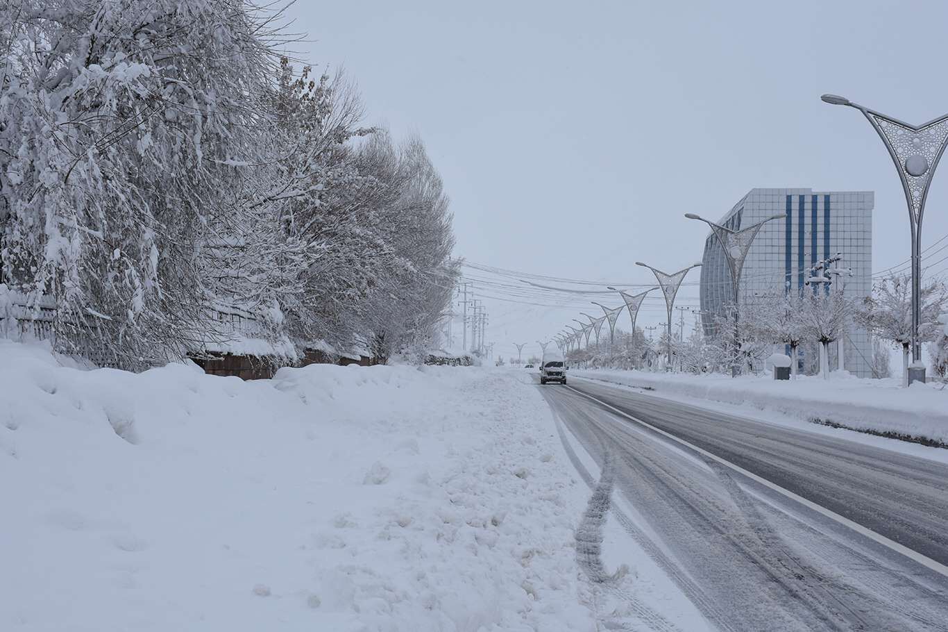 Kara gömülen Bitlis'te 165 köy yolu ulaşıma kapandı