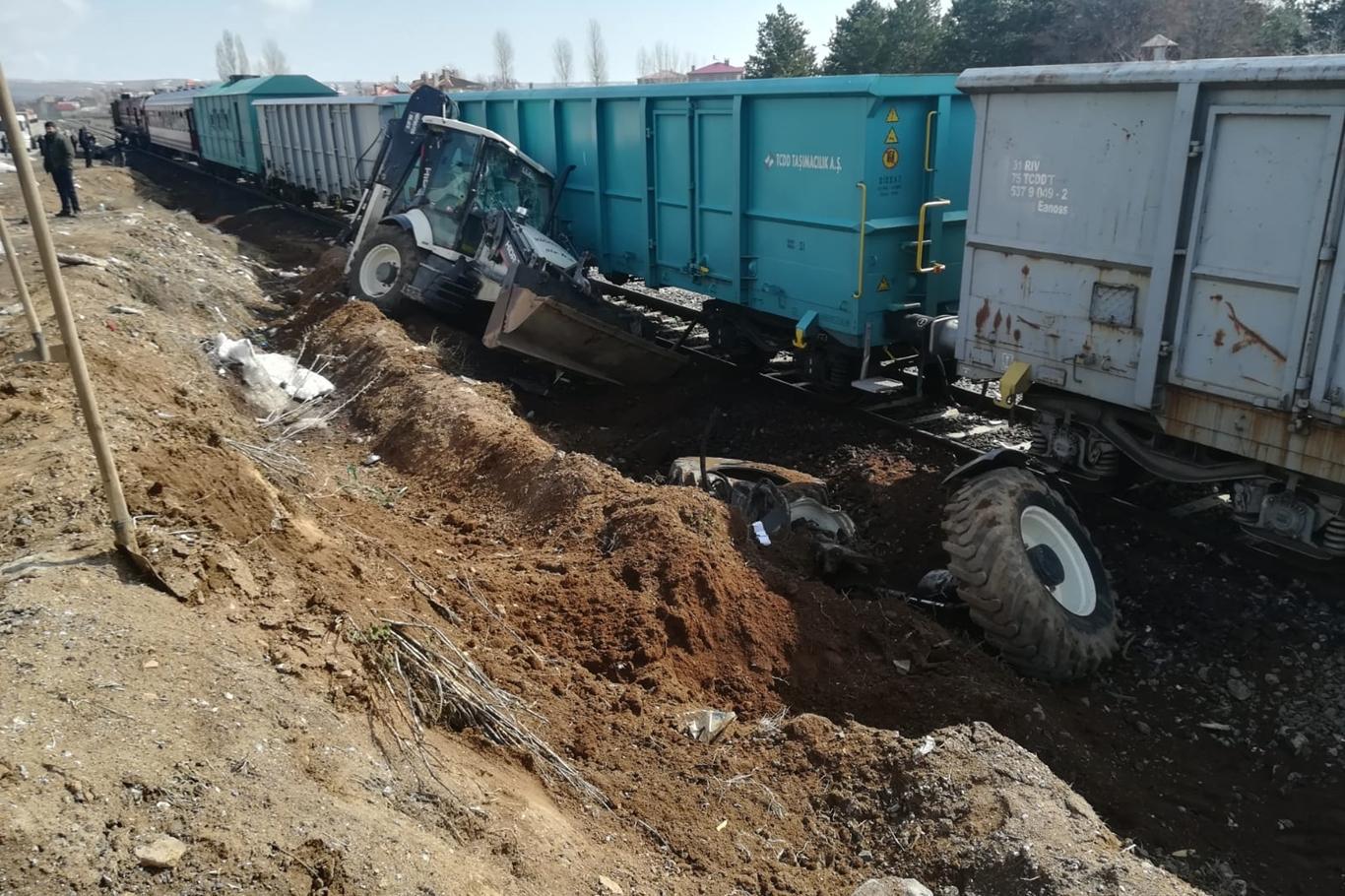 Bitlis’te yük treninin biçtiği iş makinesinin operatörü saniyelerle kurtuldu