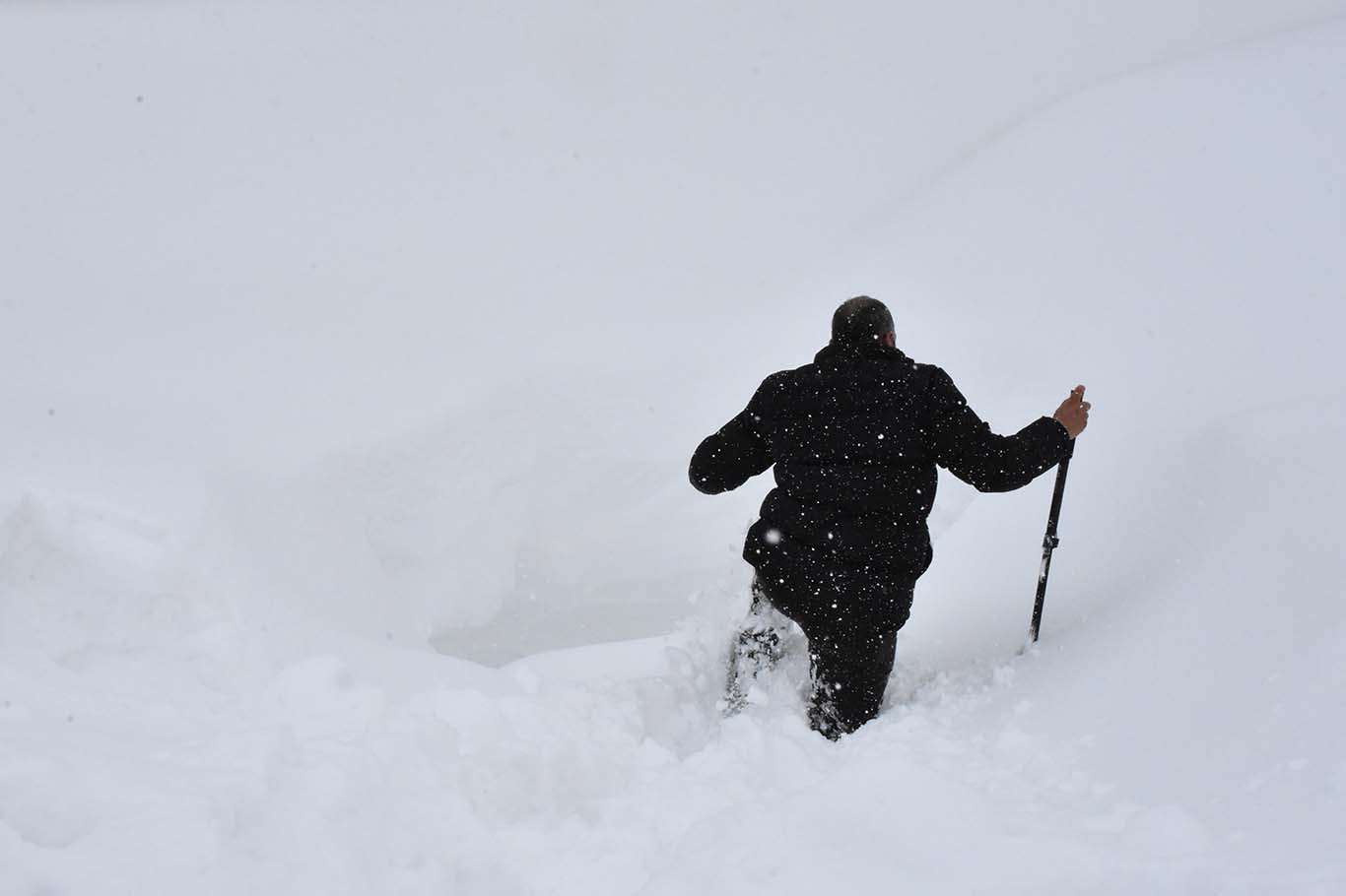Bitlis’te araçlar kara gömüldü, vatandaşlar tünel açarak evlerine giriyor