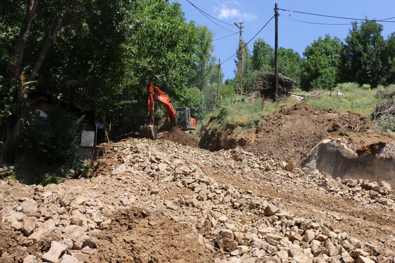 Bitlis’te yol genişletme ve parke döşeme çalışmaları devam ediyor