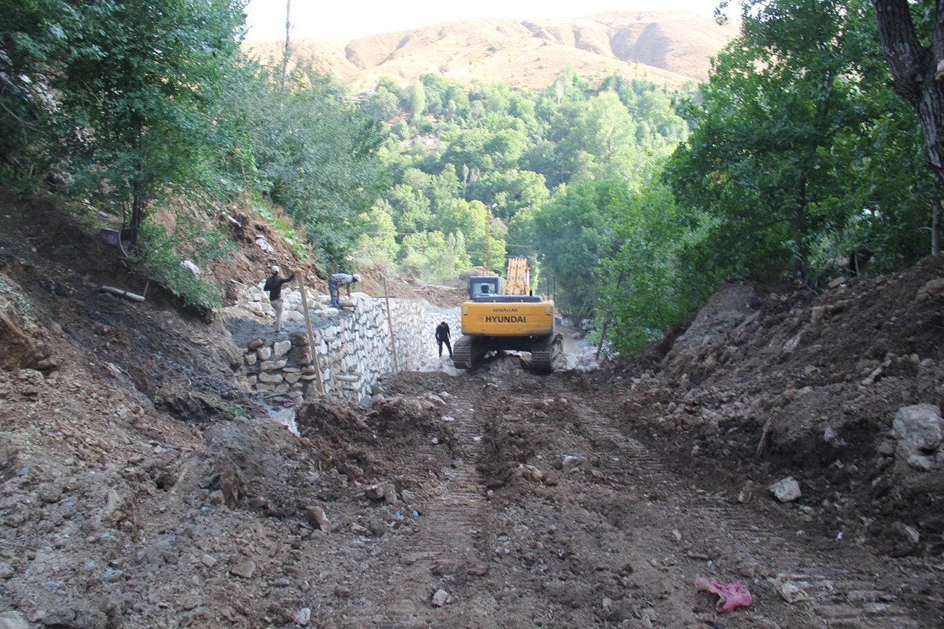 Bitlis’te yol genişletme ve parke döşeme çalışmaları devam ediyor