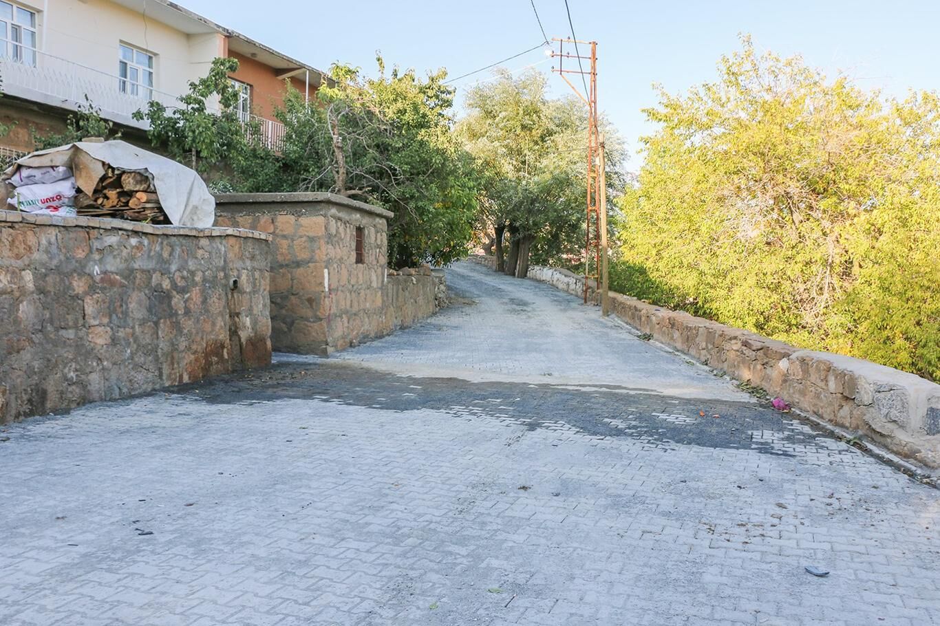 Bitlis’te yol genişletme ve parke döşeme çalışmaları devam ediyor