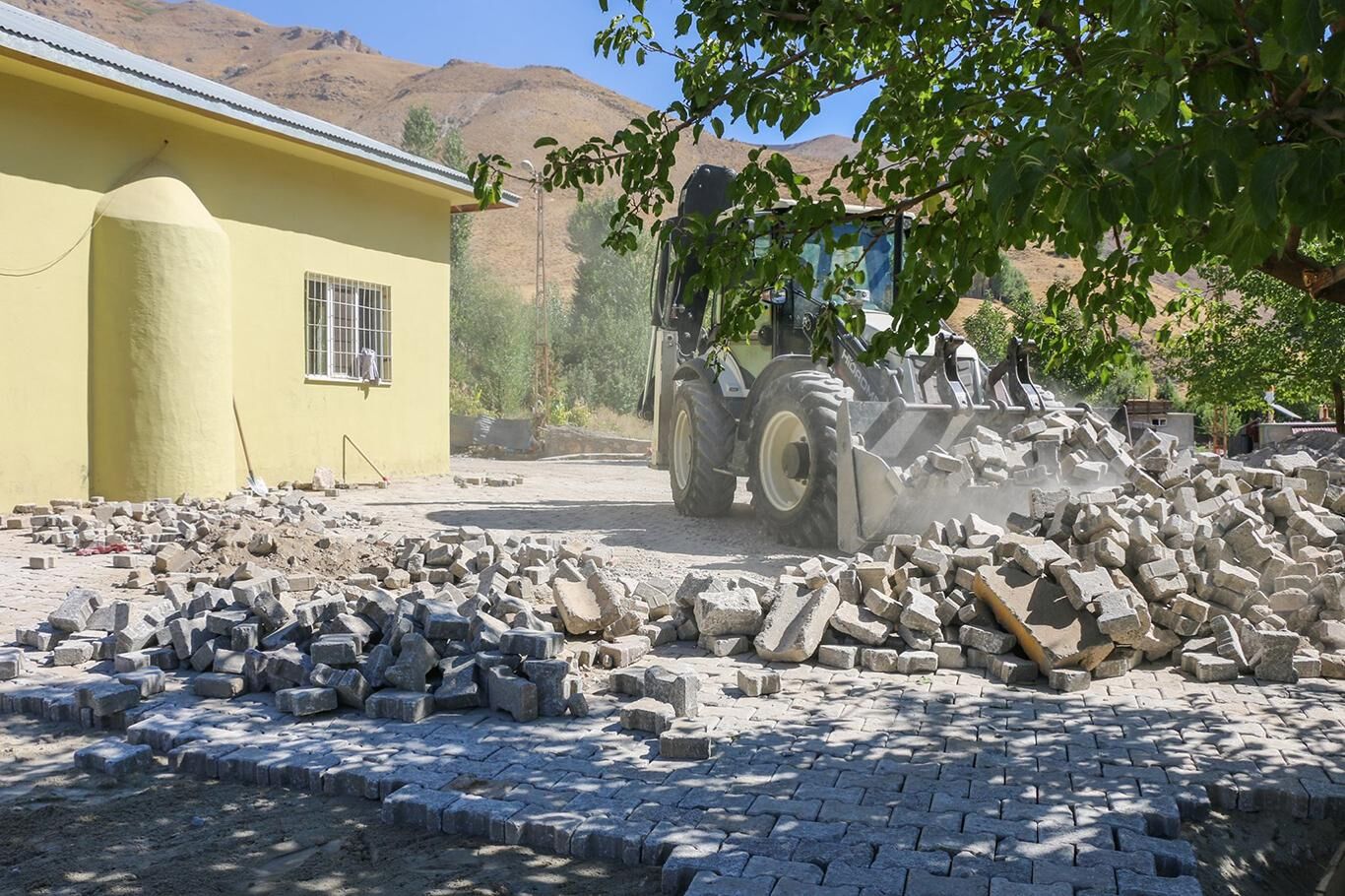 Bitlis’te yol genişletme ve parke döşeme çalışmaları devam ediyor
