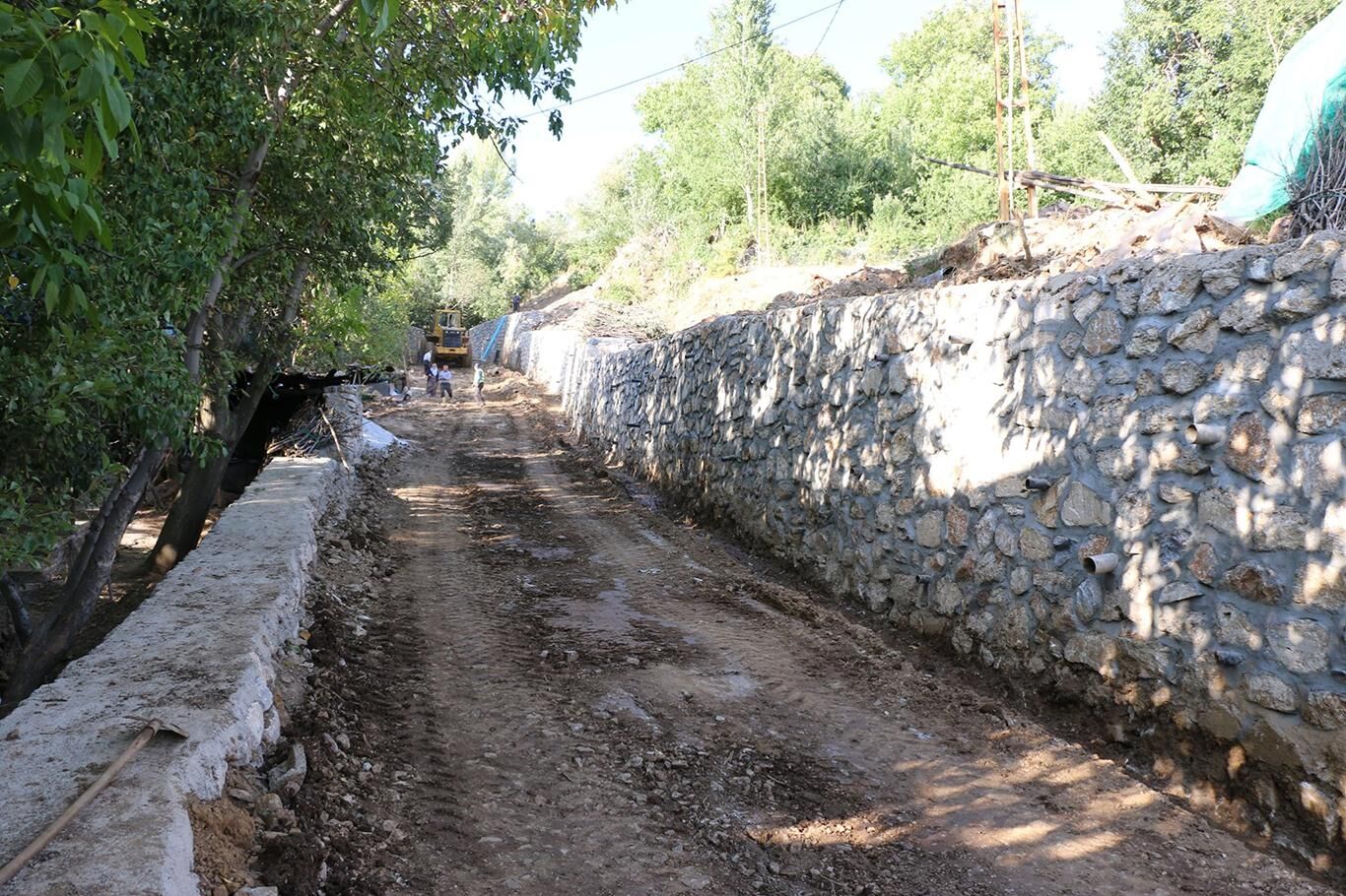 Bitlis’te yol genişletme ve parke döşeme çalışmaları devam ediyor