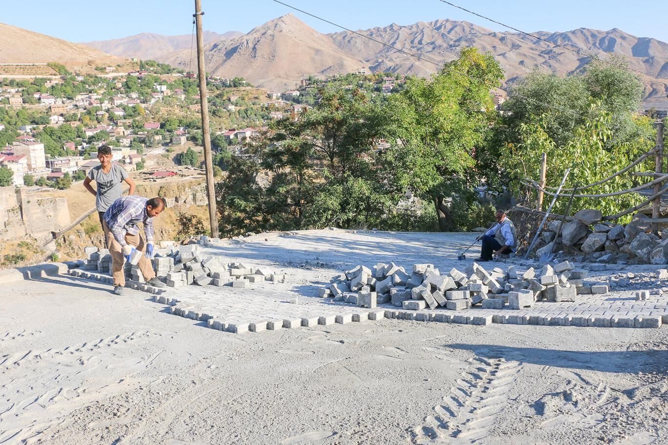 Bitlis’te yol genişletme ve parke döşeme çalışmaları devam ediyor