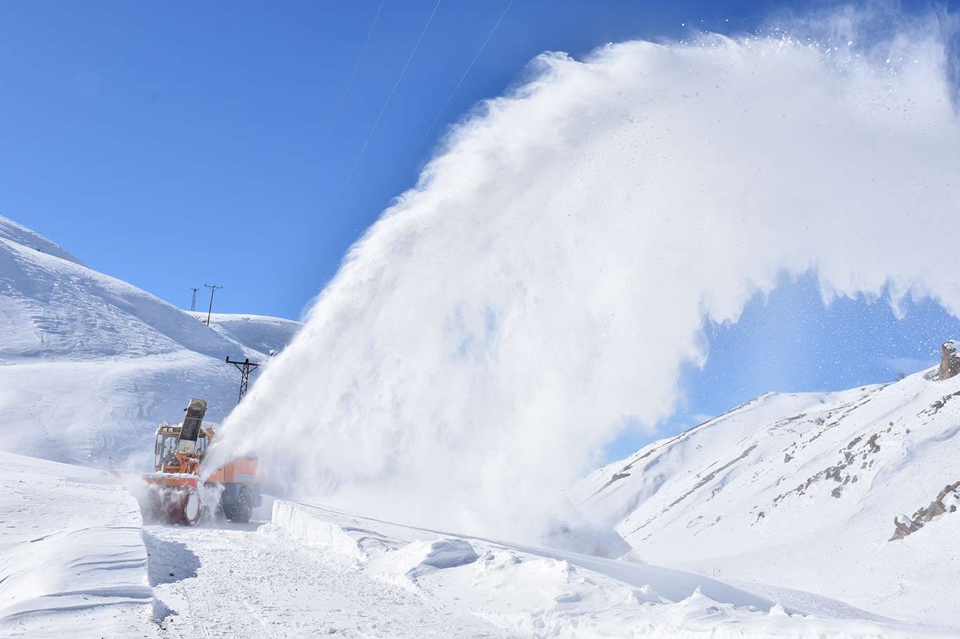 Bitlis'te kapanan köy yollarının açılması için yoğun mesai harcanıyor