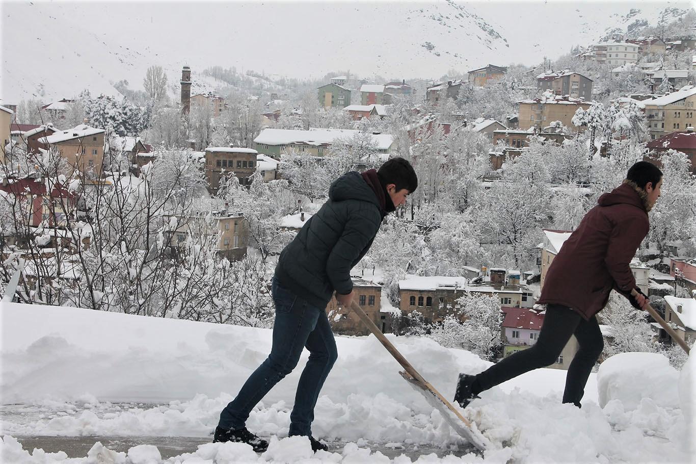 Bitlis’te kar yağışının ardından kartpostallık görüntüler oluştu