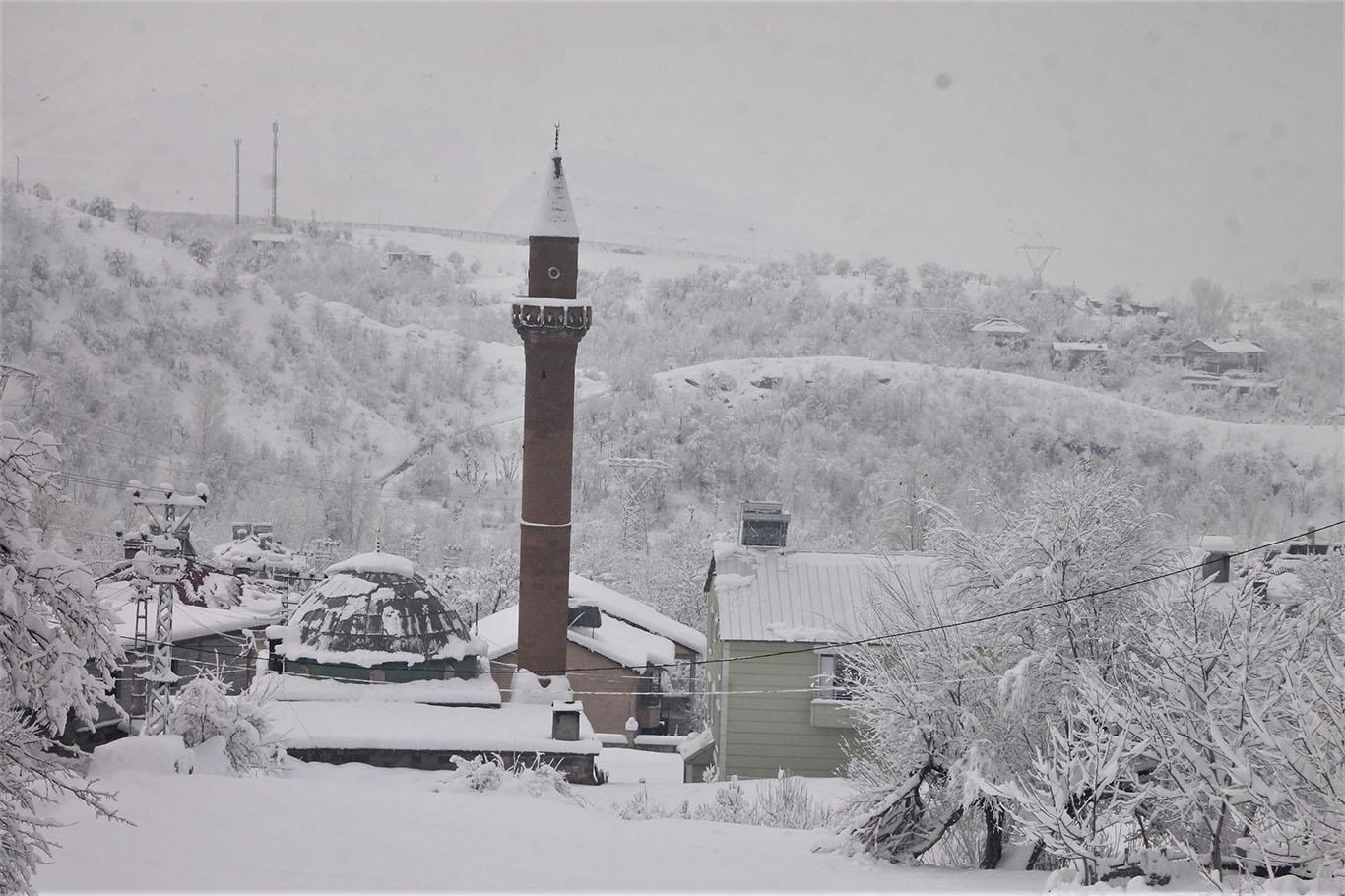 Bitlis’te kar yağışının ardından kartpostallık görüntüler oluştu