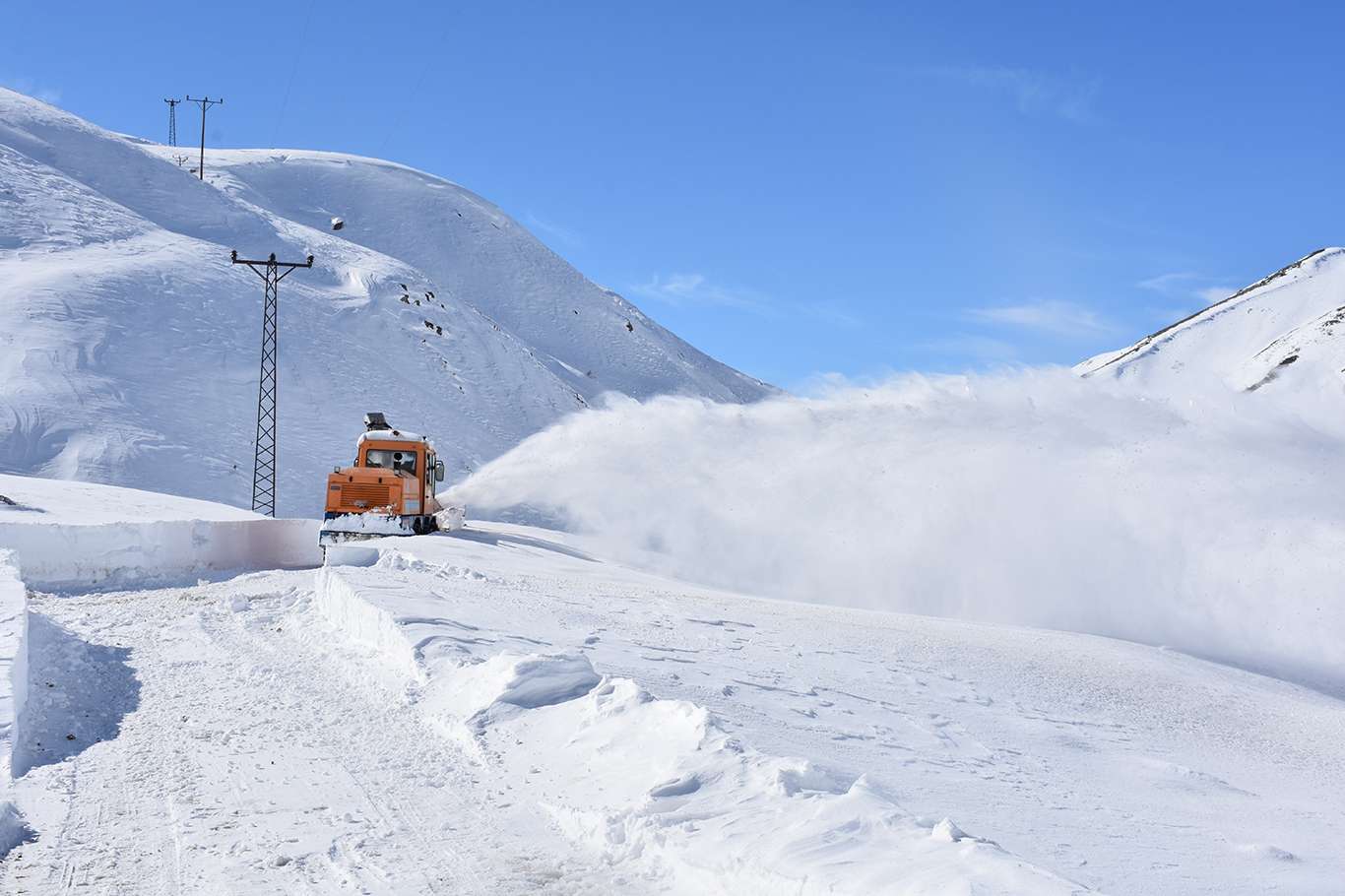 Bitlis'te kapanan köy yollarının açılması için yoğun mesai harcanıyor
