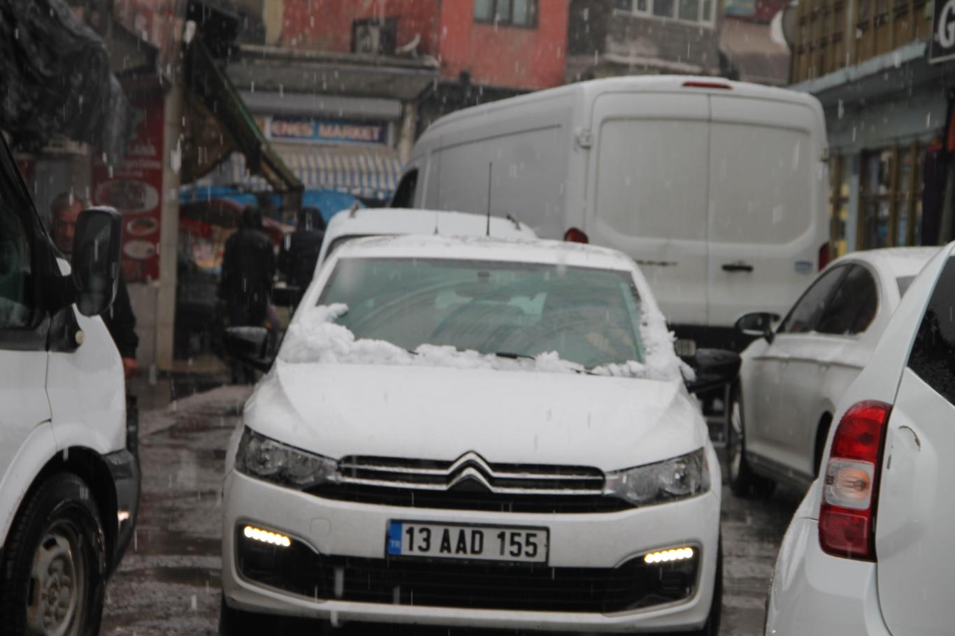 Bitlis’te aralıklarla kar yağışı devam ediyor
