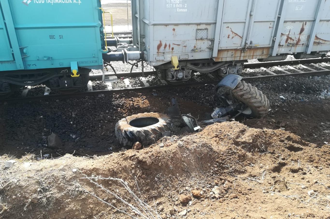 Bitlis’te yük treninin biçtiği iş makinesinin operatörü saniyelerle kurtuldu