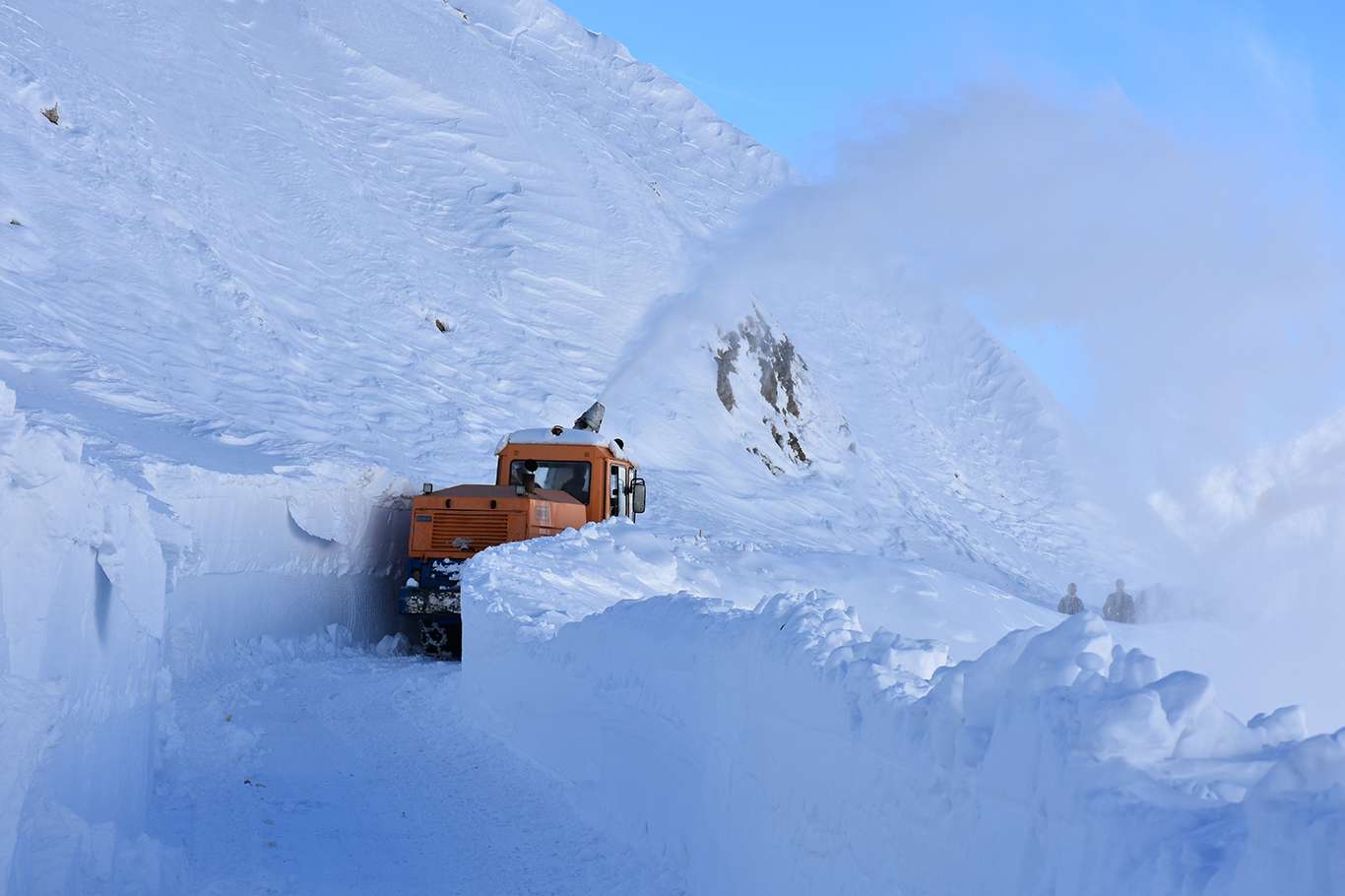 Bitlis'te kapanan köy yollarının açılması için yoğun mesai harcanıyor