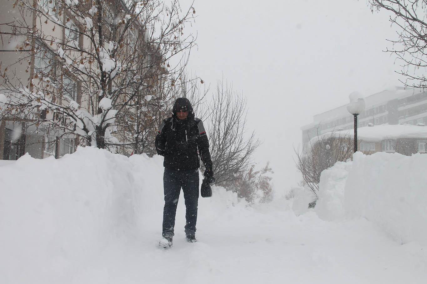 Yoğun kar yağışı ve tipi nedeniyle Bitlis’te adeta hayat durdu
