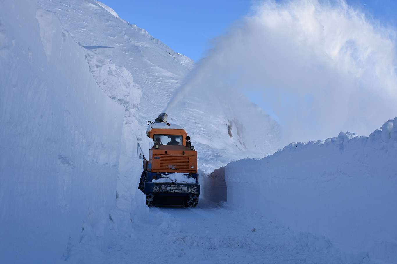 Bitlis'te kapanan köy yollarının açılması için yoğun mesai harcanıyor