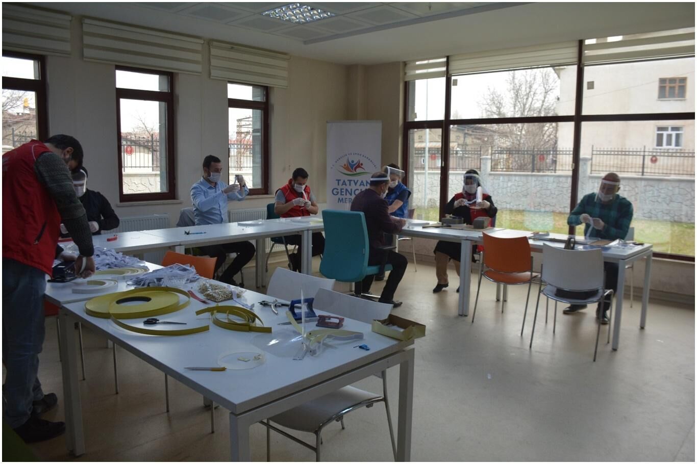 Bitlis’te gönüllü gençler tarafından üretilen siperli maskeler dağıtılıyor