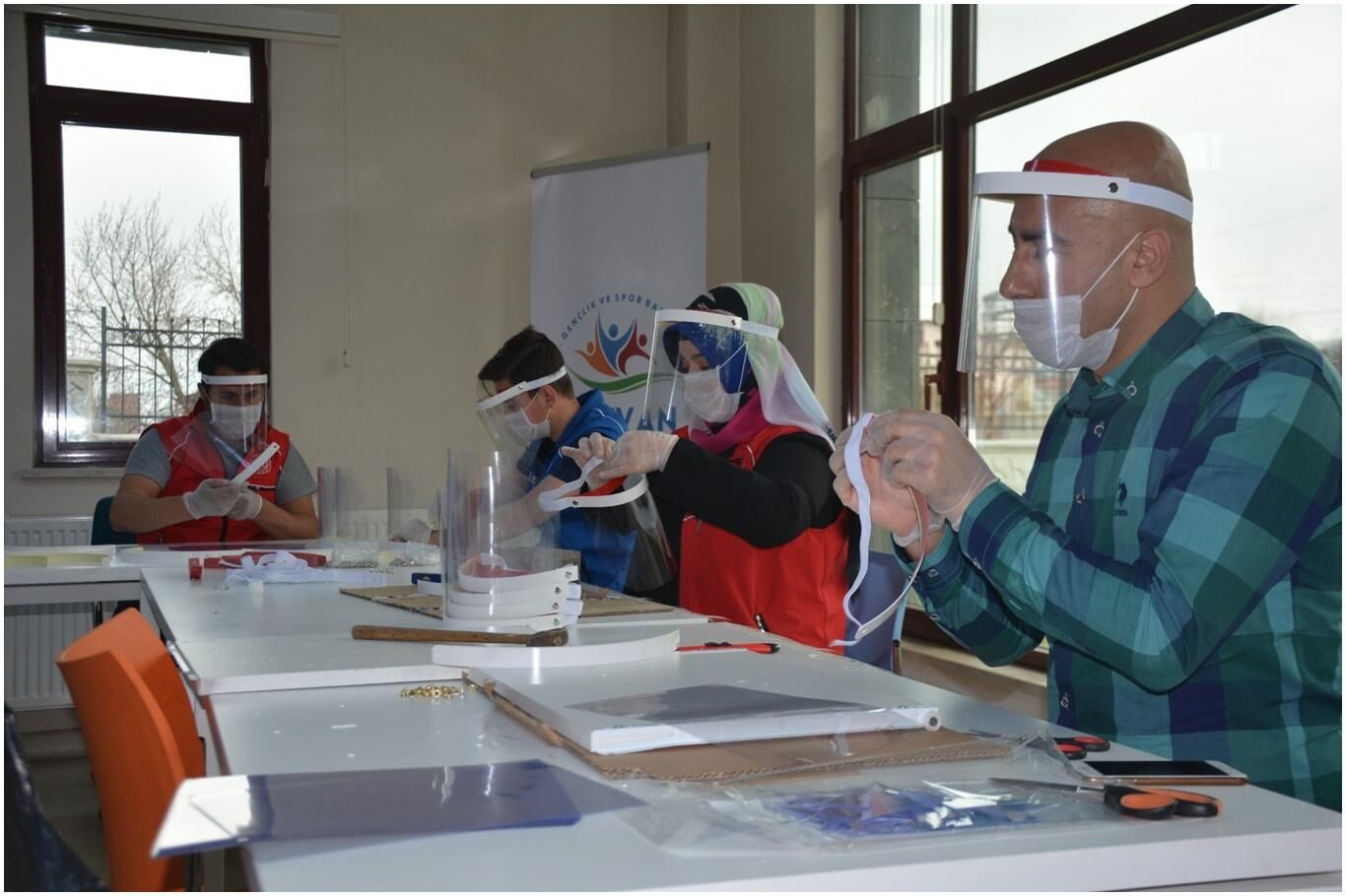 Bitlis’te gönüllü gençler tarafından üretilen siperli maskeler dağıtılıyor