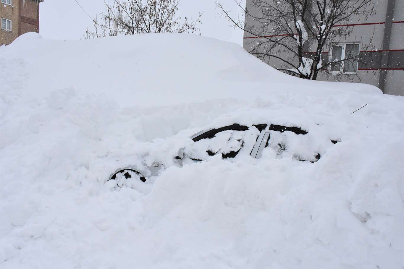 Bitlis’te araçlar kara gömüldü, vatandaşlar tünel açarak evlerine giriyor