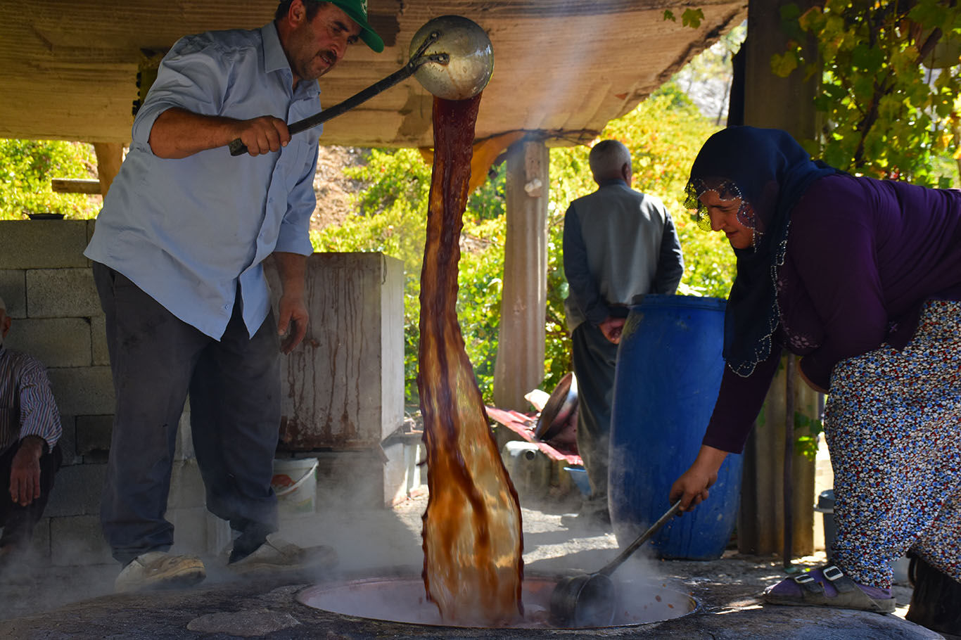 Bitlis'te imece usulüyle yapılan pekmez yoğun ilgi görüyor
