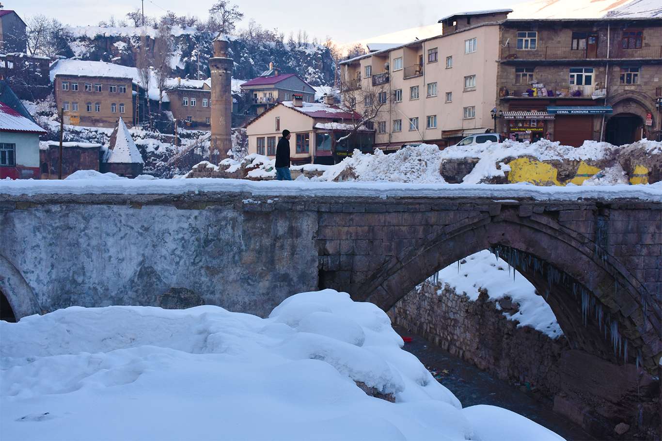 Bitlis'te hava sıcaklığı eksi 20 dereceye düşünce kartpostallık görüntüler oluştu