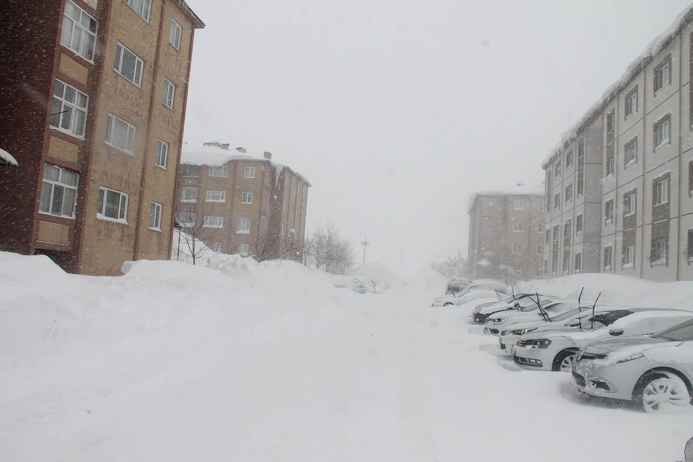 Yoğun kar yağışı ve tipi nedeniyle Bitlis’te adeta hayat durdu