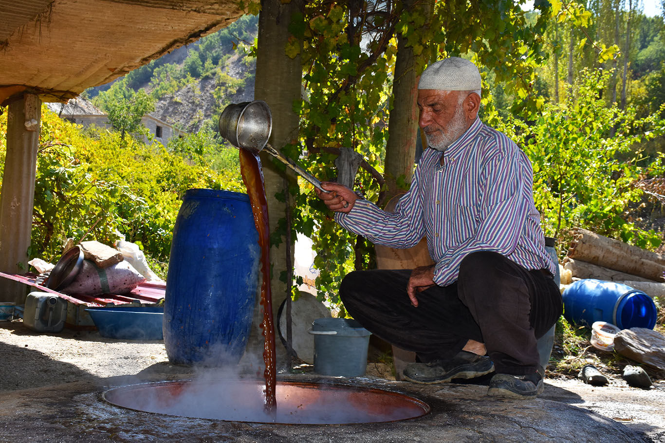 Bitlis'te imece usulüyle yapılan pekmez yoğun ilgi görüyor