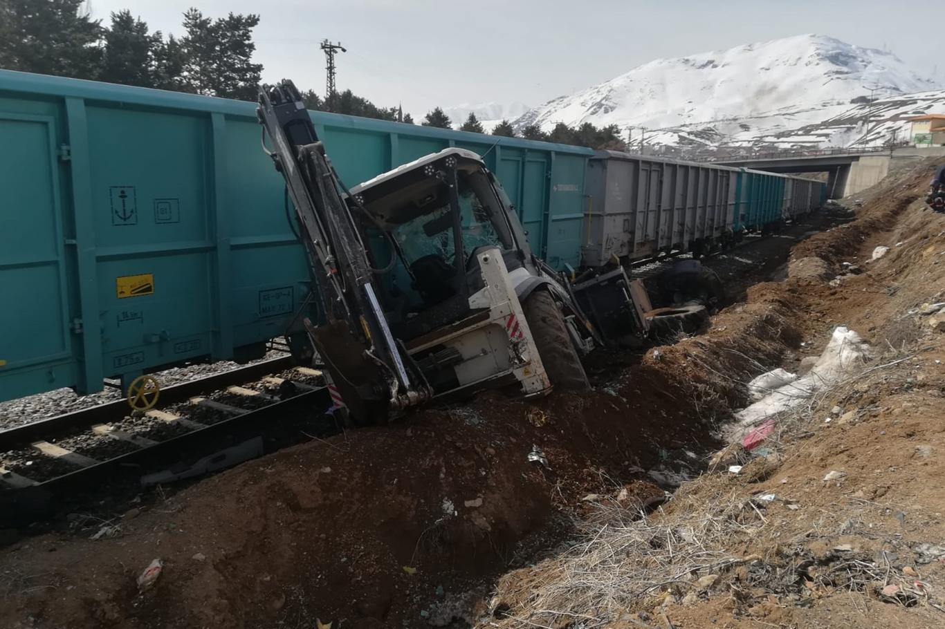 Bitlis’te yük treninin biçtiği iş makinesinin operatörü saniyelerle kurtuldu