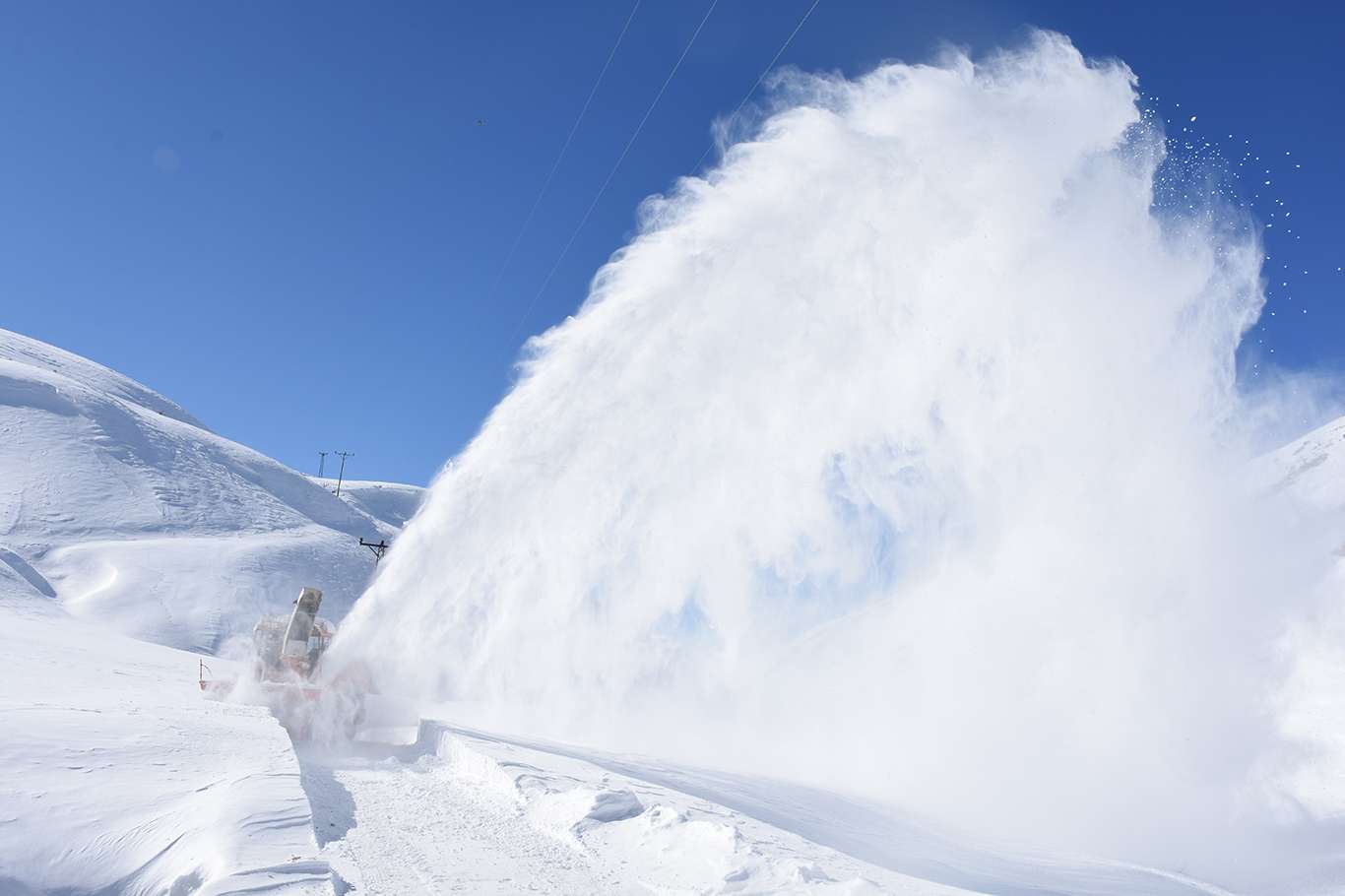 Bitlis'te kapanan köy yollarının açılması için yoğun mesai harcanıyor