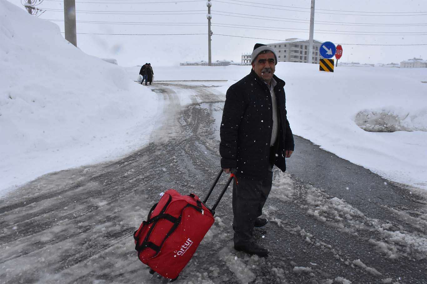 Bitlis’te araçlar kara gömüldü, vatandaşlar tünel açarak evlerine giriyor
