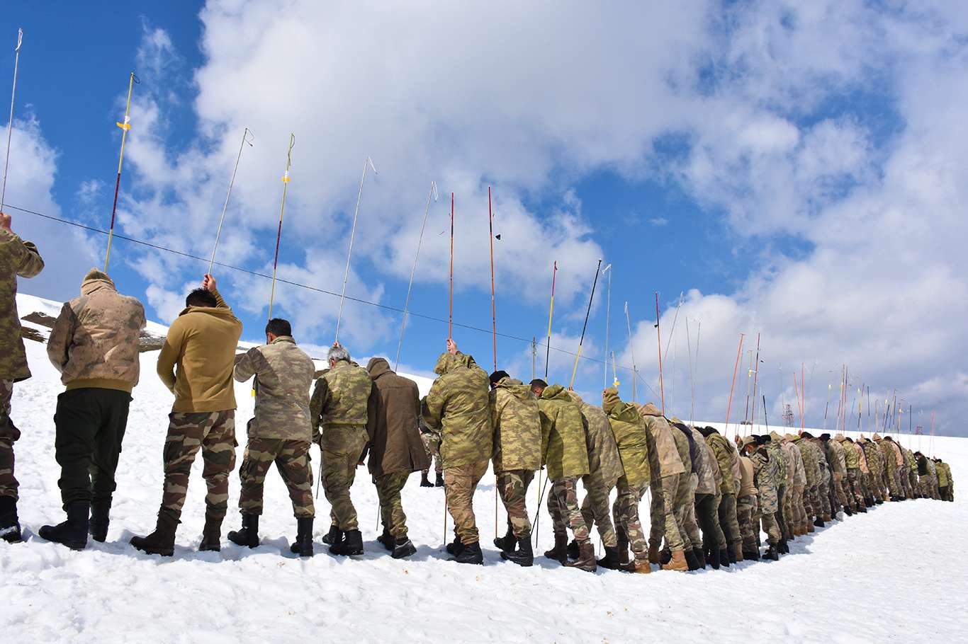 Bitlis'te güvenlik korucularına yönelik çığ tatbikatı