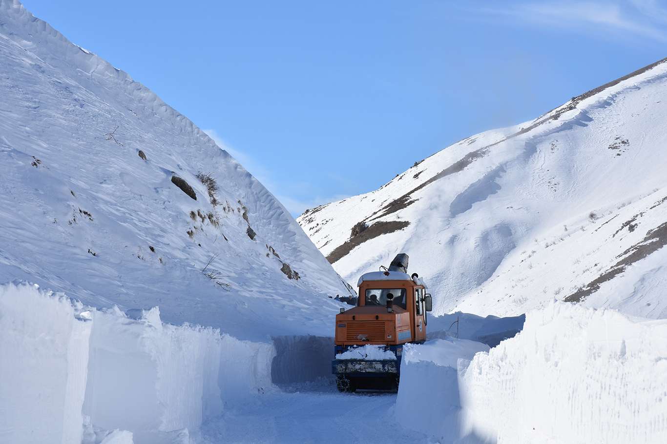 Bitlis'te kapanan köy yollarının açılması için yoğun mesai harcanıyor