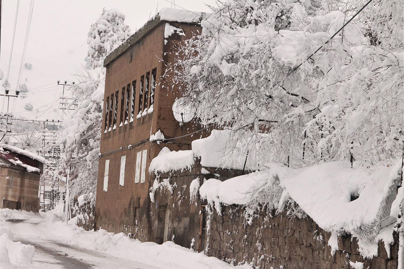 Bitlis’te kar yağışının ardından kartpostallık görüntüler oluştu