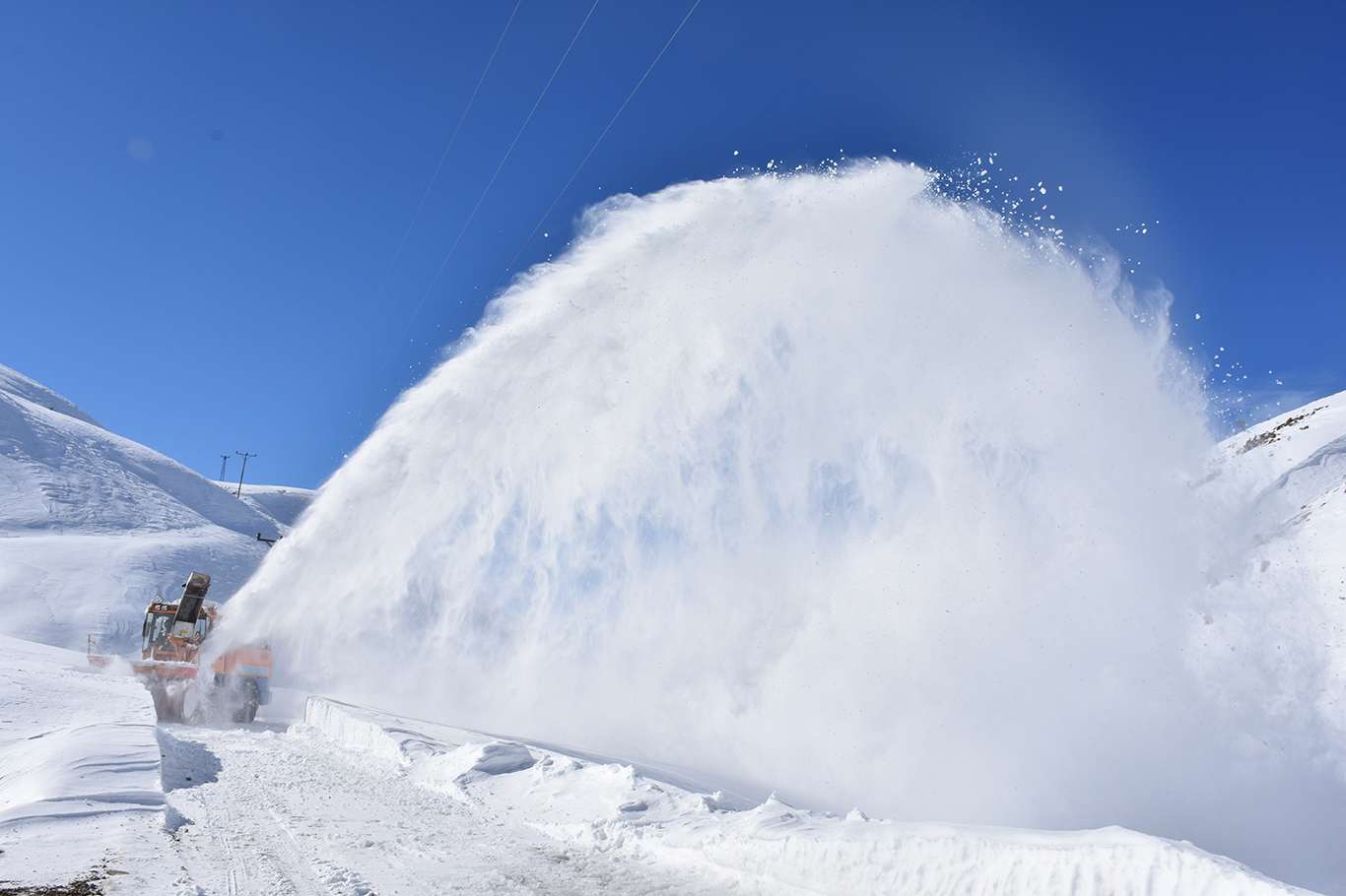 Bitlis'te kapanan köy yollarının açılması için yoğun mesai harcanıyor