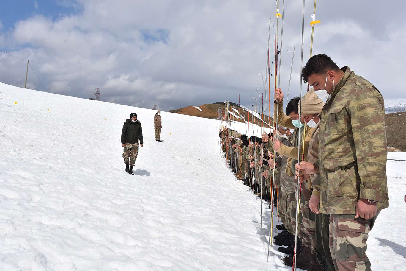 Bitlis'te güvenlik korucularına yönelik çığ tatbikatı