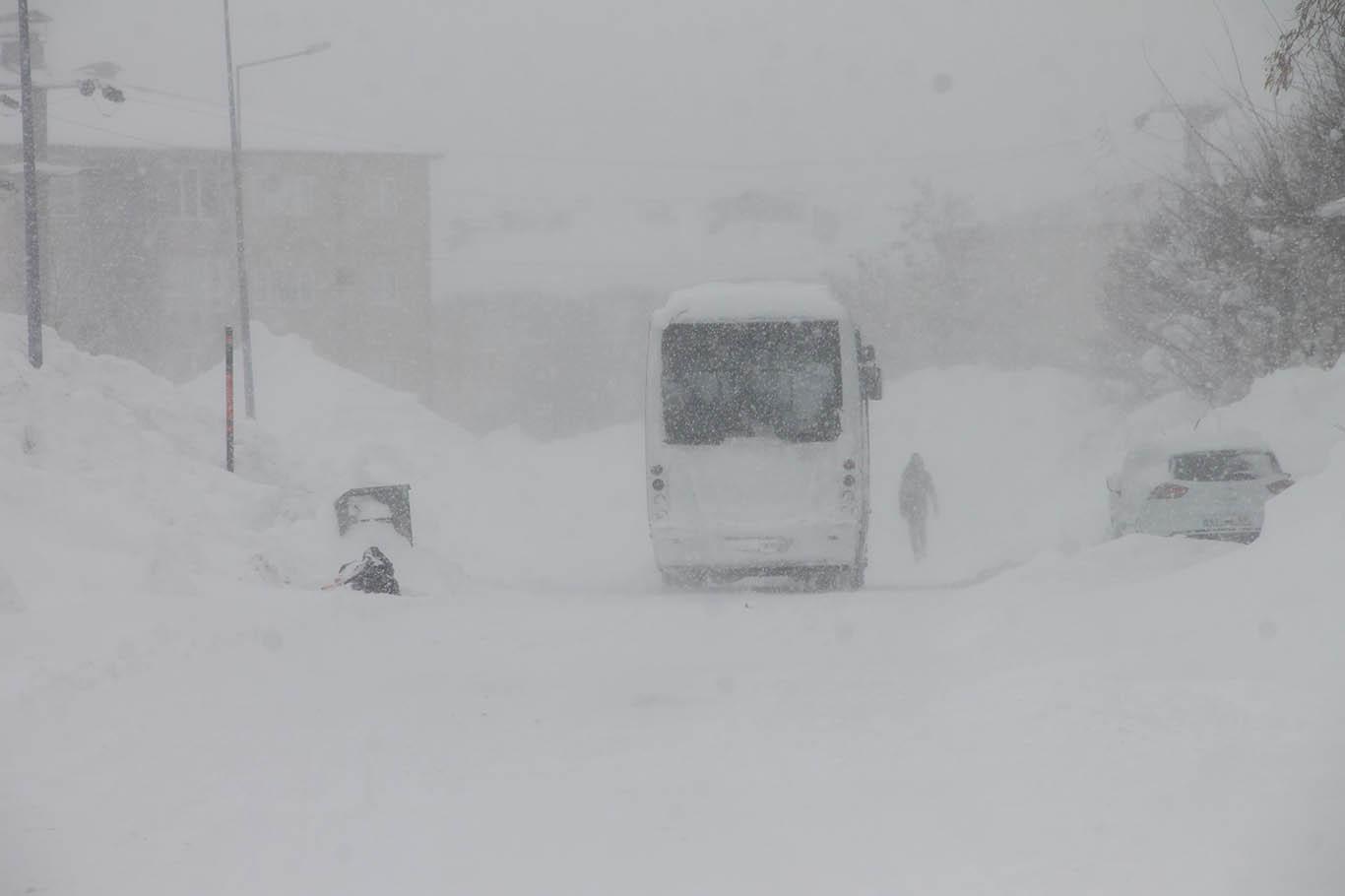 Yoğun kar yağışı ve tipi nedeniyle Bitlis’te adeta hayat durdu