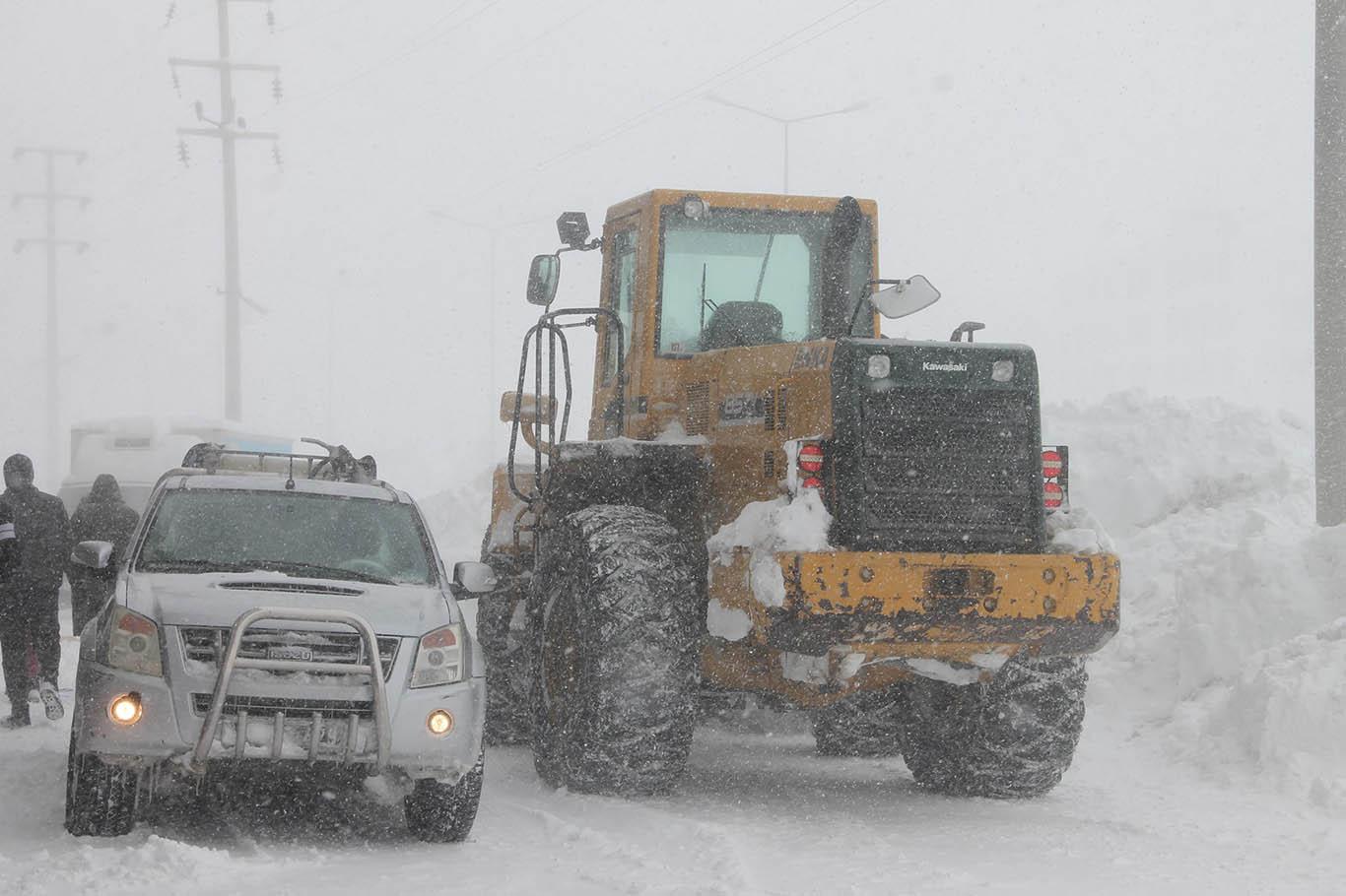 Yoğun kar yağışı ve tipi nedeniyle Bitlis’te adeta hayat durdu