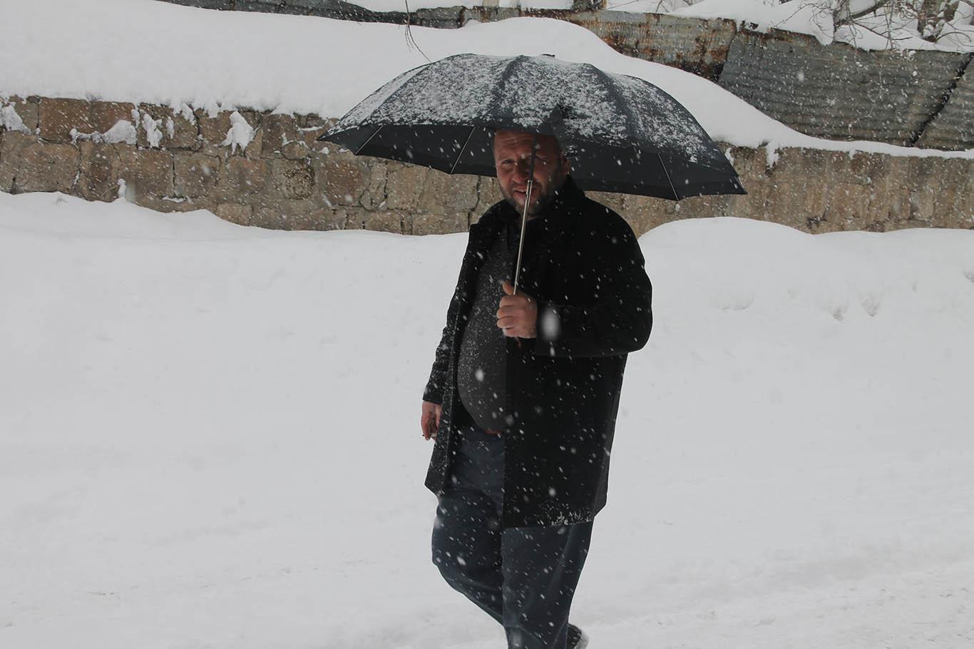 Yoğun kar yağışı ve tipi nedeniyle Bitlis’te adeta hayat durdu