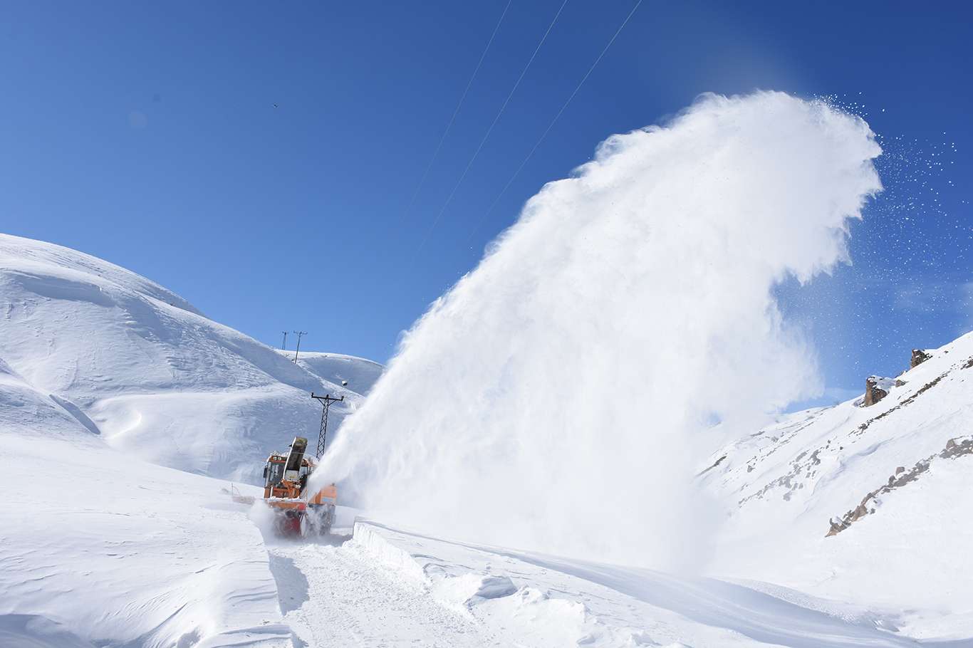 Bitlis'te kapanan köy yollarının açılması için yoğun mesai harcanıyor