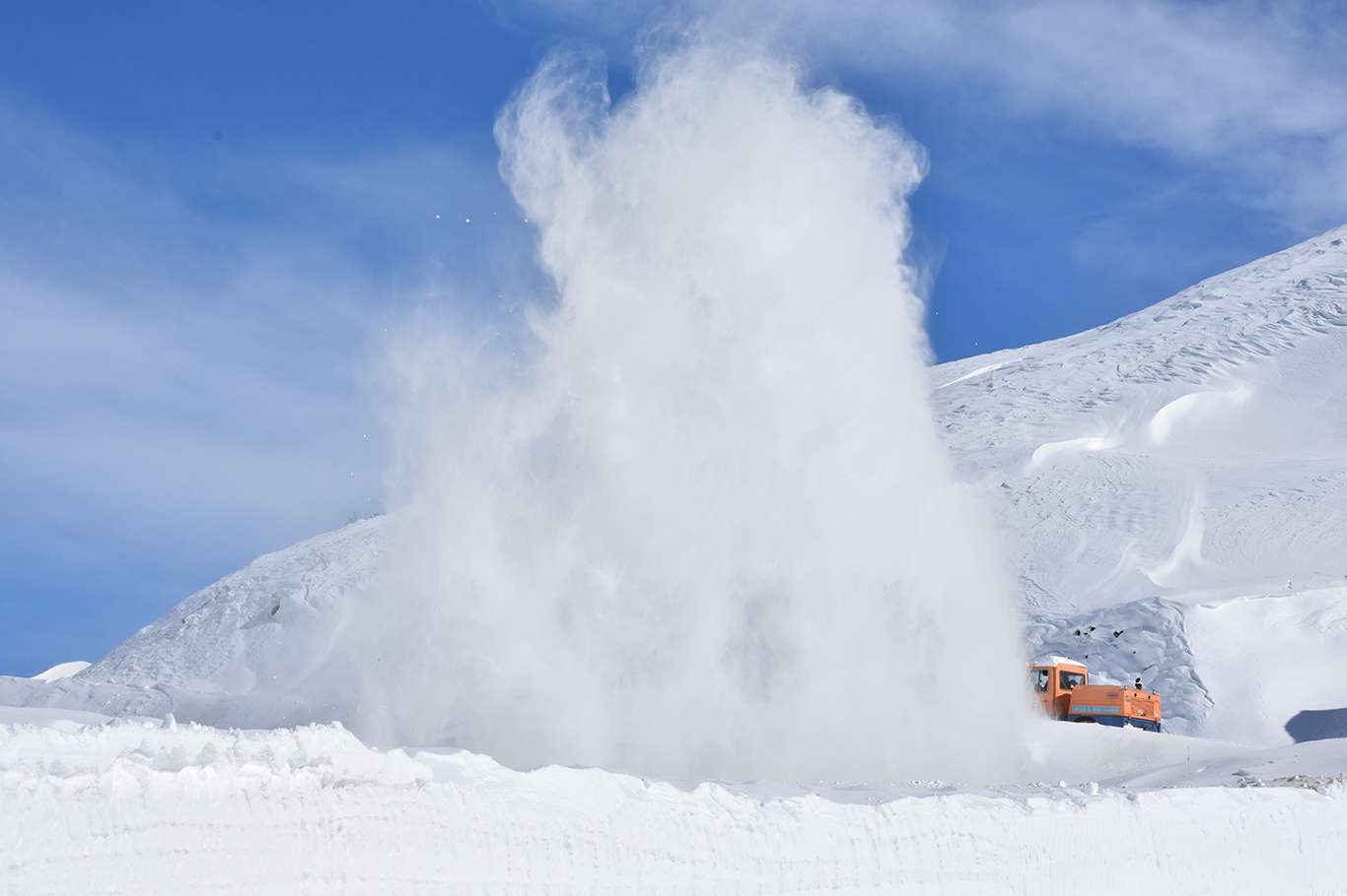 Bitlis'te kapanan köy yollarının açılması için yoğun mesai harcanıyor
