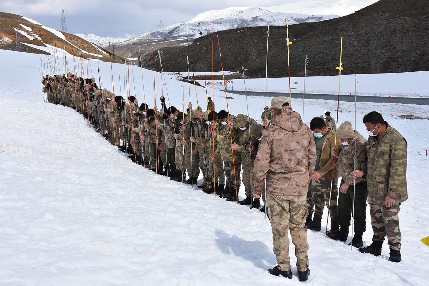 Bitlis'te güvenlik korucularına yönelik çığ tatbikatı