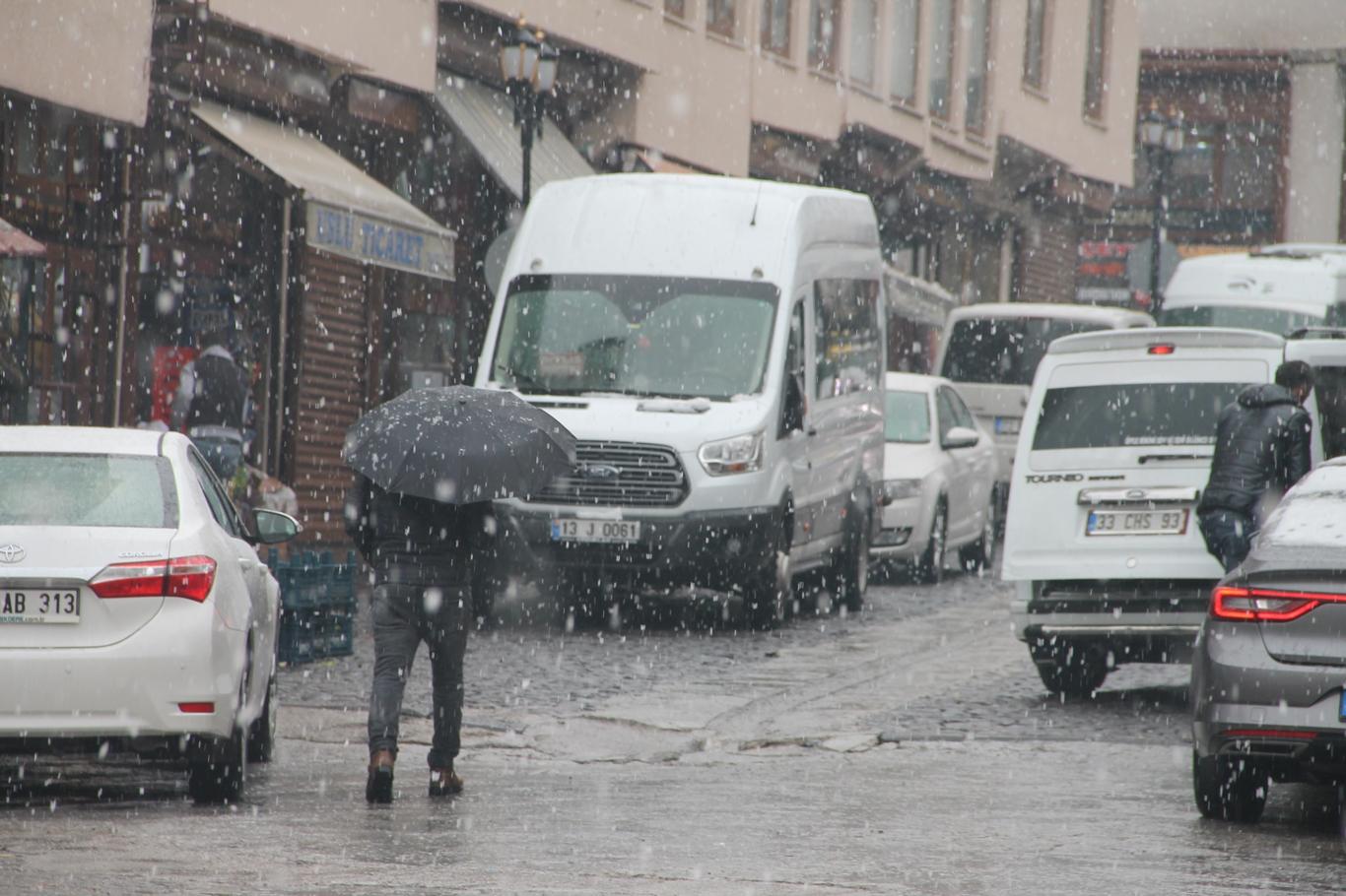 Bitlis’te aralıklarla kar yağışı devam ediyor